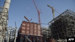 资料照片：2018年5月23日，巴基斯坦南部信德省塔尔帕卡区沙漠中的伊斯兰科特，一座由中国援建的发电厂全景。