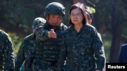 台湾总统蔡英文2023年11月23日视察一个军营。（路透社）