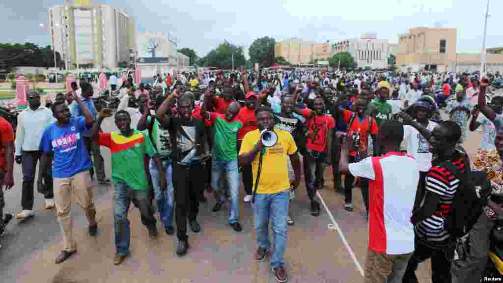 Des manifestants scandent des slogans contre la garde présidentielle à Ouagadougou, au Burkina Faso, 16 Septembre, 2015. 