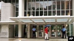 Pintu masuk kantor pusat Bank Dunia di Washington, DC.