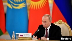 블라디미르 푸틴 러시아 대통령이 16일 모스크바에서 열린 옛 소련권 군사·안보협력체 '집단안보조약기구(CSTO)' 정상회의에서 발언하고 있다.