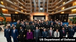 参加2025年8月20日21日在阿根廷布宜诺斯艾利斯召开的2025年南美洲防务大会的美国南方司令部司令霍尔西将军等多国防务领导人合影。(美国南方司令部照片)