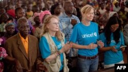 L'actrice américaine et ambassadrice de bonne volonté de l'Unicef, Mia Farrow (Centre gauche), lors d’une messe à la cathédrale de Bossangoa, le 10 novembre 2013.