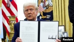 دونالد ترمپ،‌ رییس جمهور ایالات متحده، فرمان اجرایی افزایش تعرفه‌ها را در دست گرفته است