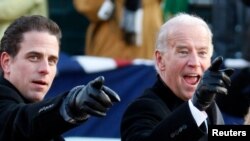 Presiden Joe Biden bersama anaknya Hunter. (Foto: Reuters/Carlos Barria)