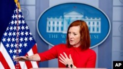 젠 사키 백악관 대변인이 18일 백악관에서 정례 브리핑을 하고 있다. 