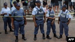La police surveille une manifestation à Durban, le 11 février 2016.
