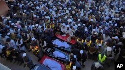 ادای نماز جنازۀ قربانیان حملۀ دوگانۀ انتحاری در بنو که روز چهارشنبه پنجم مارچ برگزار شد. 