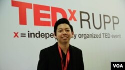 លោក ជា សេងហ៊ី សហស្ថាបនិក​នៃ​កម្មវិធី​ TedxRUPP ឈរ​នៅ​ខាង​មុខកម្មវិធី TedxRUPP ក្នុង​រាជធានី​ភ្នំពេញ​កាលពី​ថ្ងៃទី ០៩ មិថុនា ឆ្នាំ២០១៩។(ទុំ ម្លិះ/វីអូអេ)