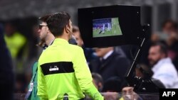 L'arbitre Gianluca Rocchi regarde l'écran du système d'assistant vidéo assistant (VAR) lors du match entre l'Inter Milan et la Lazio, Italie, le 30 décembre 2017 ,