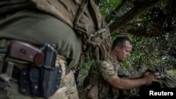 Seorang prajurit Ukraina mengoperasikan drone FPV dari posisinya di garis depan dekat Desa Robotyne. (Foto: Reuters)