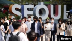 រូបឯកសារ៖ ពលរដ្ឋ​នានា ពាក់ម៉ាស់​ដើម្បី​ចៀសវាង​ការឆ្លង​ជំងឺ​កូវីដ១៩ នៅ​ទីក្រុង​សេអ៊ូល ប្រទេស​កូរ៉េ​ខាងត្បូង កាលពី​ថ្ងៃទី២៤ ខែកញ្ញា ឆ្នាំ២០២១។