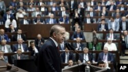 Presiden Turki Recep Tayyip Erdogan berbicara di depan anggota parlemen di Ankara, Turki (25/7). 