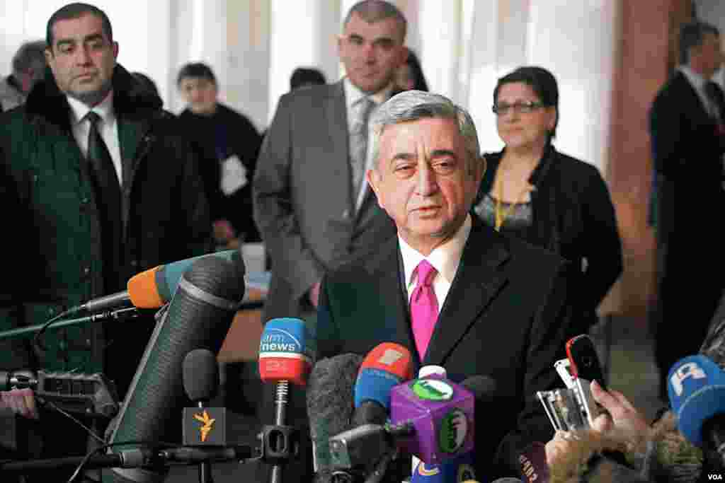 Armenia&#39;s President Serzh Sargsyan talks to reporters after voting in Yerevan. (V. Undritz/VOA)