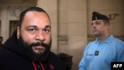 L'humoriste français controversé Dieudonné Mbala Mbala lors d'un procès au palais de justice de Paris le 13 Décembre 2013.
