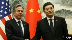 Menteri Luar Negeri AS Antony Blinken (kiri) dan Menteri Luar Negeri China Qin Gang berjabat tangan menjelang pertemuan di Diaoyutai State Guesthouse di Beijing pada 18 Juni 2023. (Foto: AFP/Leah Millis)