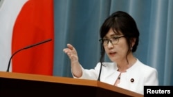 이나다 도모미 신임 일본 방위상이 3일 도쿄 총리 공관에서 열린 기자회견을 통해 발언하고 있다. 