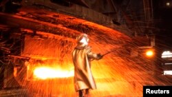 Seorang pekerja mengolah nikel di pabrik peleburan nikel PT Vale Tbk, dekat Sorowako, Sulawesi, 8 Januari 2014. (Foto: Reuters)