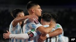 Messi, riga mai lamba 10, da abokanan wasansa suna murnar kwallonsa ta uku 