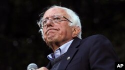 Kandidat za predsedničku nominaciju Demokratske stranke Berni Sanders tokom govora na koledžu Dartmaut, u Hanoveru, u Nju Hempširu