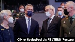 Učesnici susreta NATO-Rusija u Briselu: američki i ruski zvaničnici Vendi Šerman i Aleksandar Gruško, Jens Stoltenberg i zamenik ruskog ministra odbrane Aleksandar Fomin (Foto: Reuters/Olivier Hoslet/pool) 