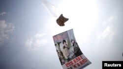 2016年3月26日，在分隔韩朝非军事区附近上空的一个气球系着谴责朝鲜领导人金正恩的传单。