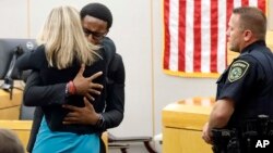 Brent Džin grli bivšu policajku iz Dalasa Amber Gajger posle izjave koju je dao posle izricanja presude. (Foto: AP) 