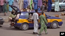 Wata mota dauke da jama’a tayi kokarin arcewa daga tashe-tashen hankula a birnin Maiduguri.