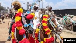 Faayilii - artiist Haacaaluu Hundeessaa yeroo farda gulufsiisu