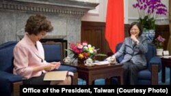 អ្នកស្រី Elaine Chao រដ្ឋលេខាធិការផ្នែកដឹក​ជញ្ជូន​របស់​លោក​ Trump ជួបជាមួយប្រធានាធិបតីតៃវ៉ាន់ Tsai Ingwen ក្នុងខែតុលា។