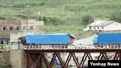 지난 2012년 중국 지린성 훈춘 시 취안허 세관을 통과한 차량들이 두만강 위 다리를 건너고 있다. (자료사진)