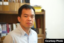 លោក​បណ្ឌិត អេង កុកថាយ ដែល​ជា​នាយករង និង​ជា​នាយក​ផ្នែក​ស្រាវជ្រាវ​នៃ​មជ្ឈមណ្ឌល​ឯកសារ​កម្ពុជា។ (រូបថត៖ អេង កុកថាយ)