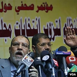 Tokoh-tokoh Ikhwanul Muslimin (IM) di Kairo. IM menuduh Mubarak lebih memihak kepentingan AS dan Israel.