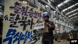 북한 평양 김종태전기기관차연합기업소의 노동자들이 지난 17일 개성 남북공동연락사무소 폭파 소식을 전하는 노동신문을 읽고 있다. 