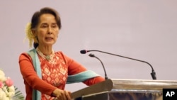 Pemimpin de facto Myanmar, Aung San Suu Kyi, memberikan pidato dalam sebuah acara di Naypytaw, Myanmar, 28 Januari 2019.