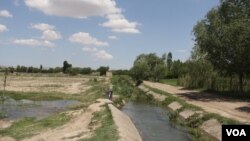 Qirg'iziston va Tojikiston orasidagi bahsli hududlarda shartli chegara chizigʻi - ariq