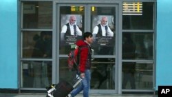 آرشیف:‌یک جوان افغان که به تاریخ ۲۵ دسامبر ۲۰۱۶ از آلمان اخراج شد و به میدان هوایی کابل رسید