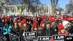 Ribuan pendukung anti-aborsi berunjuk rasa di National Mall (alun-alun kota) Washington DC, dalam peringatan ke-41 "March For Life" (22/1).