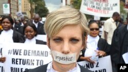 (រូបថត​ឯកសារ​) ក្រុមមេធាវី​ស៊ីមបាវ៉េ​ ចូលរួម​បាតុកម្មតវ៉ា​លើបញ្ហា​នានា​ពាក់ព័ន្ធ​នឹង​នីតិរដ្ឋ​ក្នុងរដ្ឋធានី​ ថ្ងៃអង្គារ​ ទី២៩​ ខែមករា​ ឆ្នាំ​២០១៩។ 