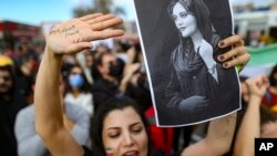 مرگ مهسا امینی، زن ایرانی که در بازداشت پولیس ''گشت ارشاد'' جان باخت، اعتراضات در کشور های مختلف جهان در پی داشت