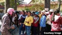 ប្រជាពលរដ្ឋប្រមូលផ្តុំគ្នានៅមុខសាលាដំបូងខេត្តស្វាយរៀង នៅក្នុងសំណំុំរឿងរវាងតំណាងពលរដ្ឋ៤នាក់ និងក្រុមហ៊ុន NK Venture នៅខេត្តស្វាយរៀង ថ្ងៃទី៣ ខែតុលា ឆ្នាំ២០១៨។ (រូបថតដោយ CCFC)