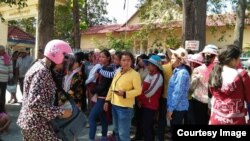 ប្រជាពលរដ្ឋប្រមូលផ្តុំគ្នានៅមុខសាលាដំបូងខេត្តស្វាយរៀង នៅក្នុងសំណំុំរឿងរវាងតំណាងពលរដ្ឋ៤នាក់ និងក្រុមហ៊ុន NK Venture នៅខេត្តស្វាយរៀង ថ្ងៃទី៣ ខែតុលា ឆ្នាំ២០១៨។ (រូបថតដោយ CCFC)