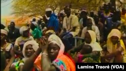 Des hommes et femmes d'Arbinda rencontrent une délégation du gouvernement, au Burkina Faso, le 4 avril 2019. (VOA/Lamine Traoré)