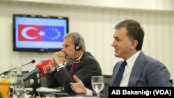 Johannes Hahn, Komisaris Negosiasi Kebijakan dan Pembesaran Luar Negeri Eropa (kiri) dan Menteri Urusan Uni Eropa Turki, Omer Celik (Foto: dok).