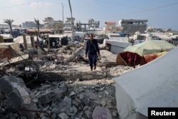 ภาพของชายชาวปาเลสไตน์คนหนึ่งในเมืองราฟาห์ ที่สูญเสียภรรยา ลูกและหลาน ในการโจมตีทางอากาศโดยอิสราเอล