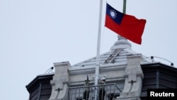 FILE: Penjaga kehormatan mengibarkan bendera Taiwan di Istana Kepresidenan menjelang upacara perayaan Hari Nasional di Taipei, Taiwan 10 Oktober 2023. (REUTERS/Carlos Garcia Rawlins)