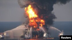 Para petugas berupaya memadamkan kebakaran di anjungan minyak lepas pantai Deepwater Horizon, Louisiana, 21 April 2010 (Foto: dok). Perusahaan Transocean Deepwater akan membayar denda sebesar $1,4 miliar atas musibah ini.