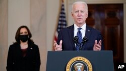 Presiden Joe Biden, didampingi oleh Wakil Presiden Kamala Harris, di Gedung Putih, Washington, D.C., Selasa, 20 April 2021. (Foto AP / Evan Vucci)