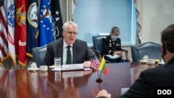 美国国防部代理部长米勒Christopher Miller（左）2020年11月13日在五角大楼接待访客（美国国防部照片）