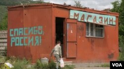 "მადლობა რუსეთო" - წარწერა ოკუპირებულ ცხინვალში, ერთ-ერთ მაღაზიაზე